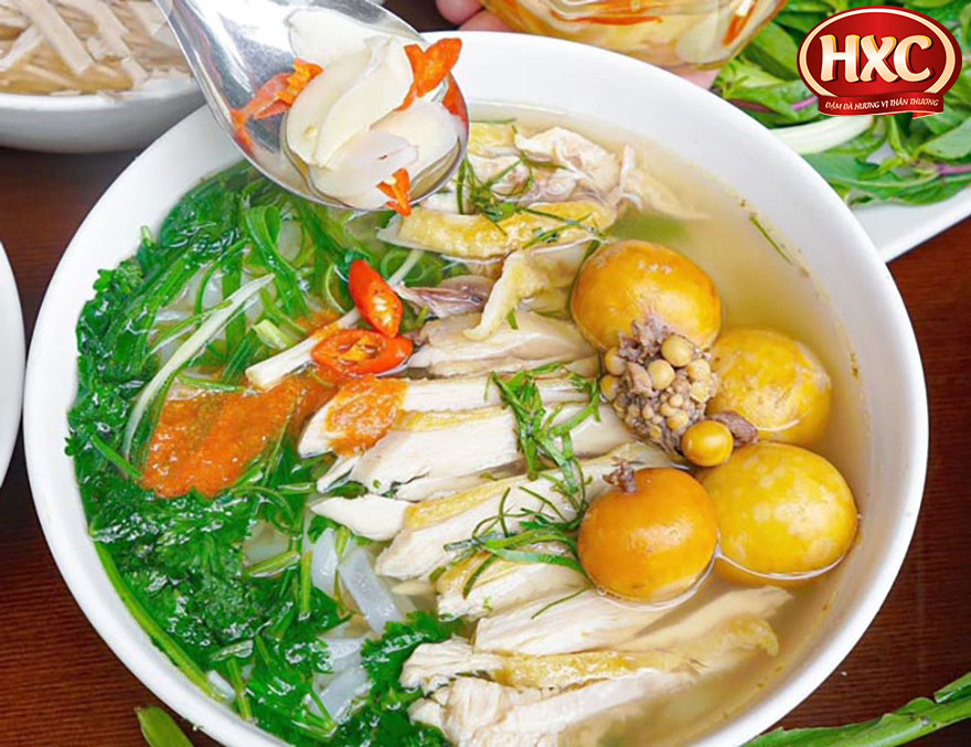 Phở gà ngon hơn khi được ăn cùng với giấm tỏi